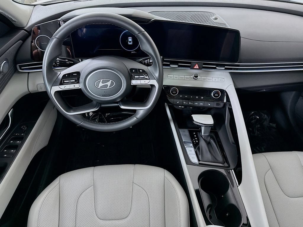 Certified 2025 Hyundai Elantra Limited FWD image 4
