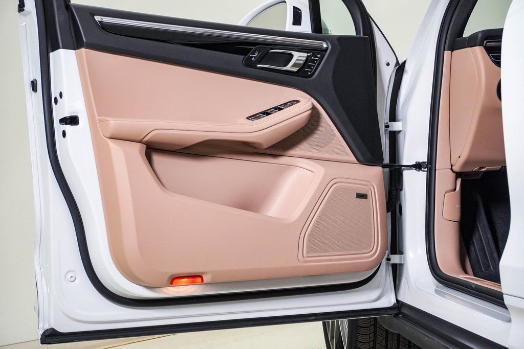 Certified 2025 Porsche Macan image 25
