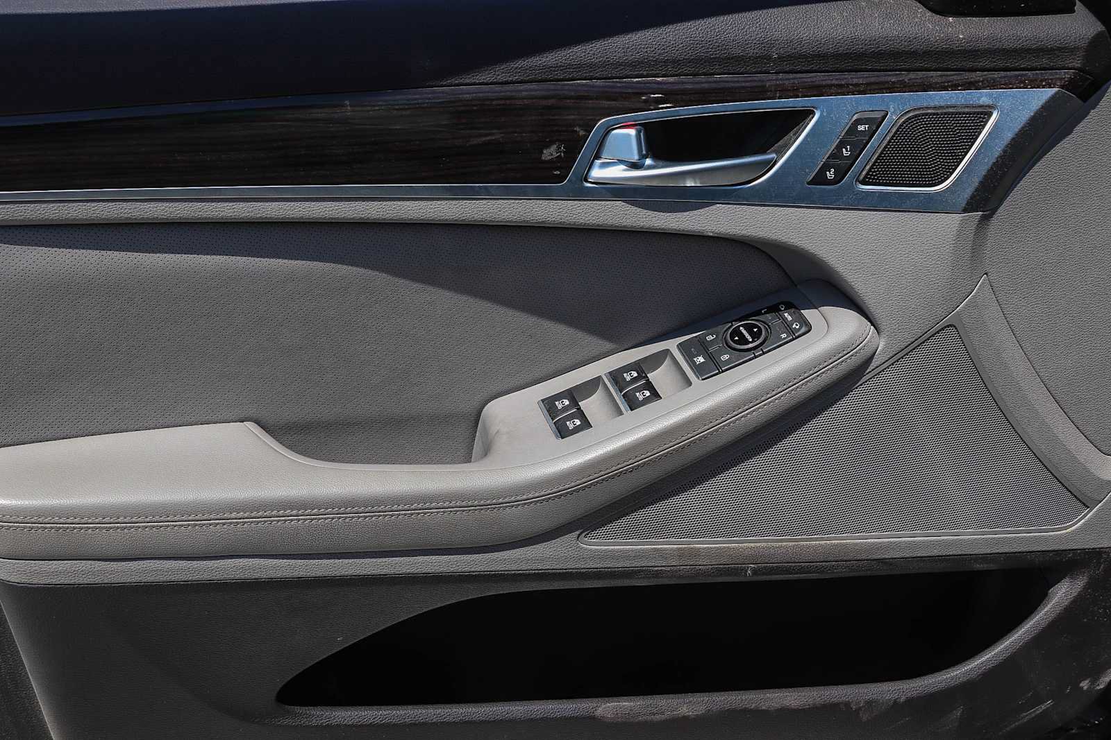 Used 2018 Genesis G80 3.8 RWD image 13