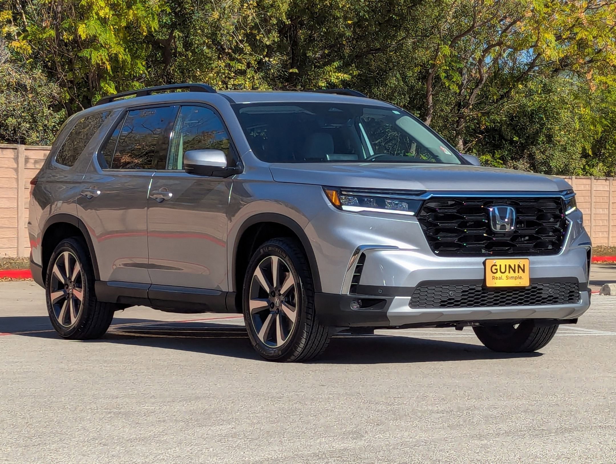Used 2025 Honda Pilot Touring image 2
