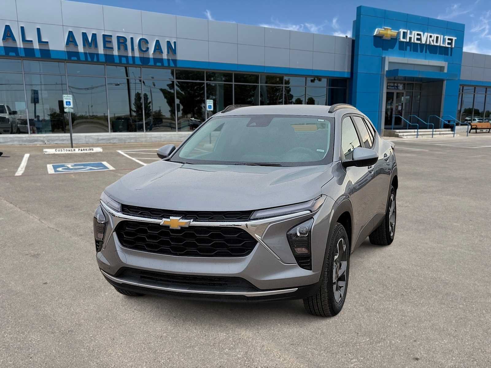 Used 2025 Chevrolet Trax LT FWD image 1