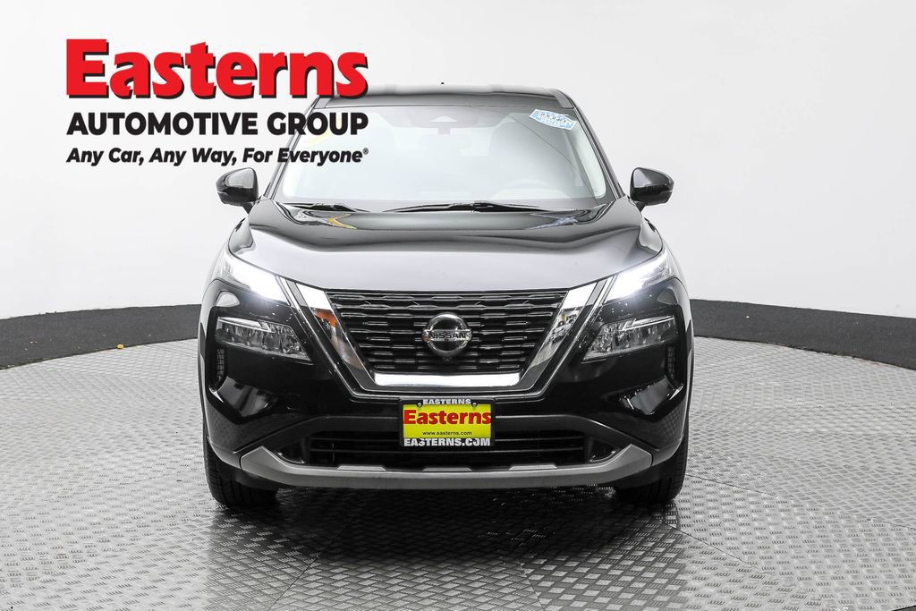 Used 2021 Nissan Rogue SV image 2