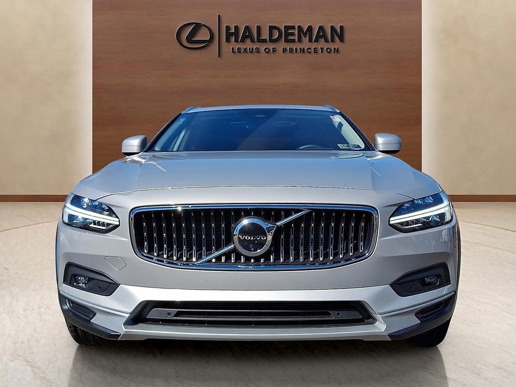Used 2025 Volvo V90 B6 Cross Country Plus w/ Protection Package Premier image 3