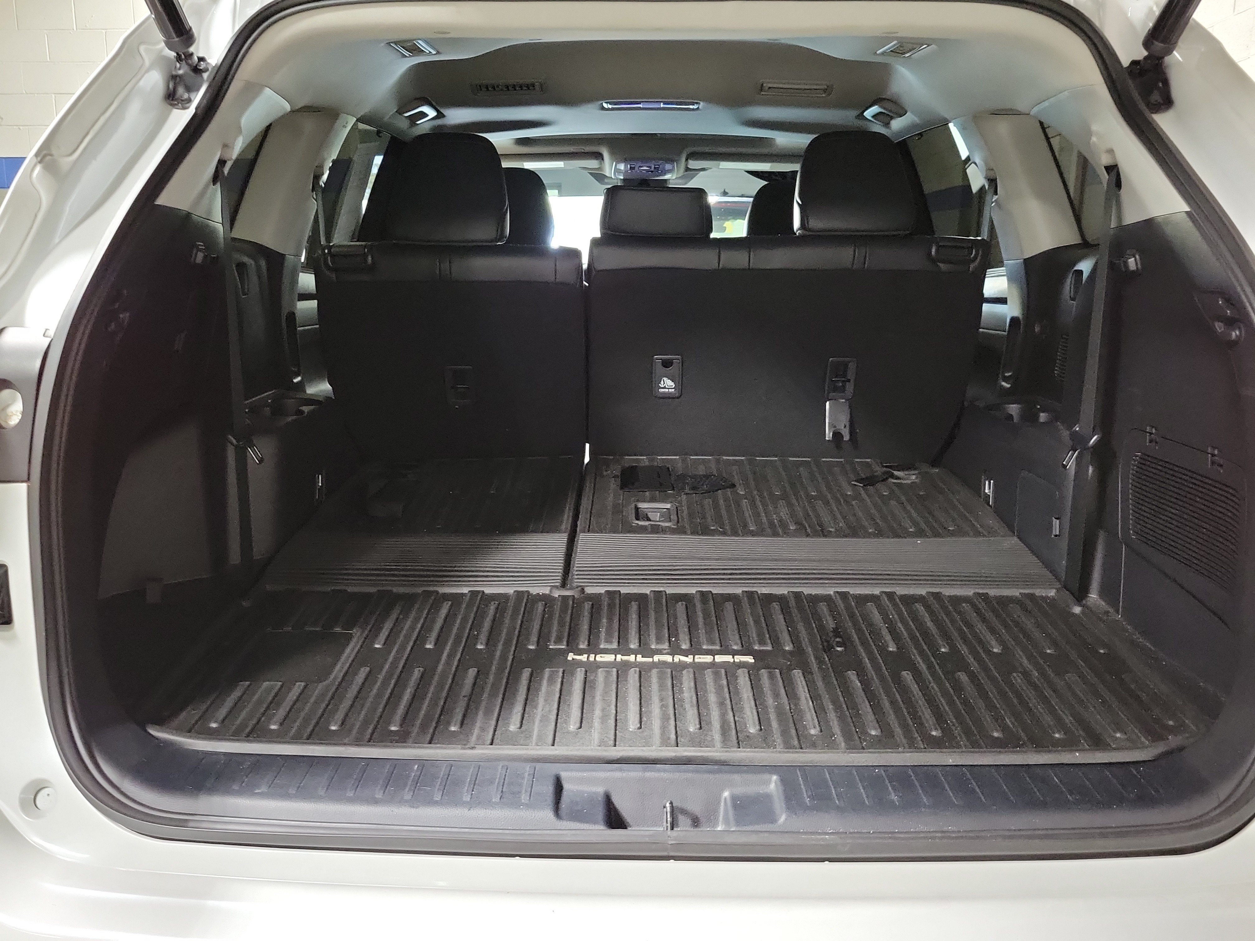 Used 2023 Toyota Highlander XLE AWD/4WD image 9