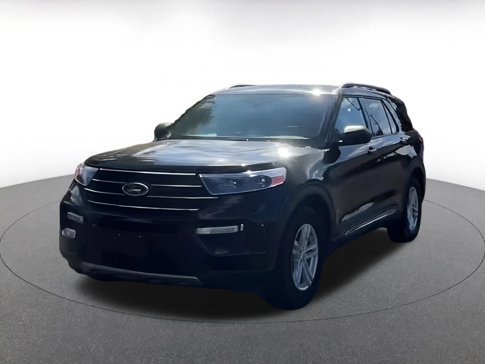Used 2024 Ford Explorer XLT w/ Equipment Group 202A image 4
