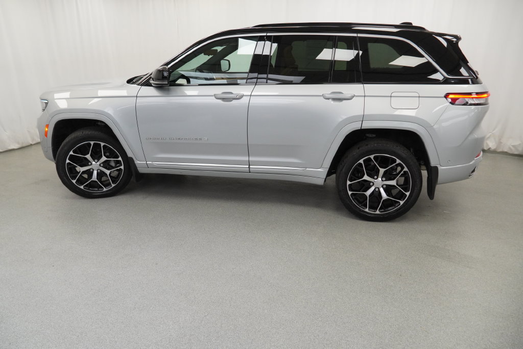 Used 2025 Jeep Grand Cherokee Summit AWD/4WD image 20