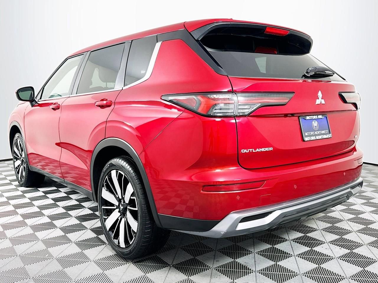 Used 2025 Mitsubishi Outlander SE image 9