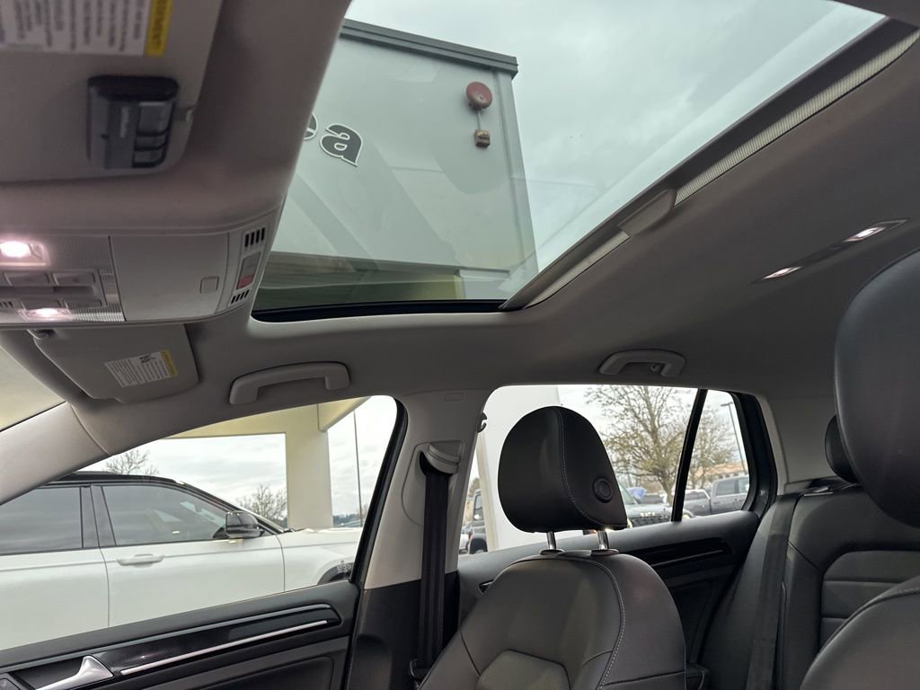 Used 2017 Volkswagen Golf SEL image 6