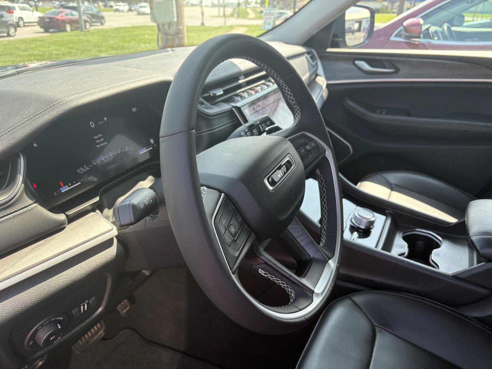 Used 2024 Jeep Grand Cherokee Limited AWD/4WD image 10