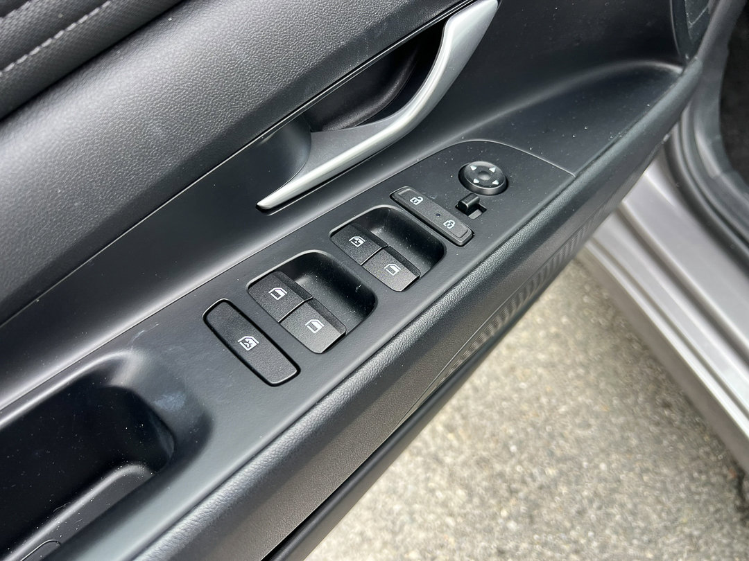 Used 2021 Hyundai Elantra Limited image 12