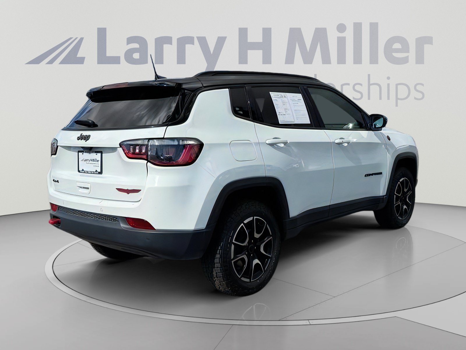 Used 2025 Jeep Compass Trailhawk AWD/4WD image 6