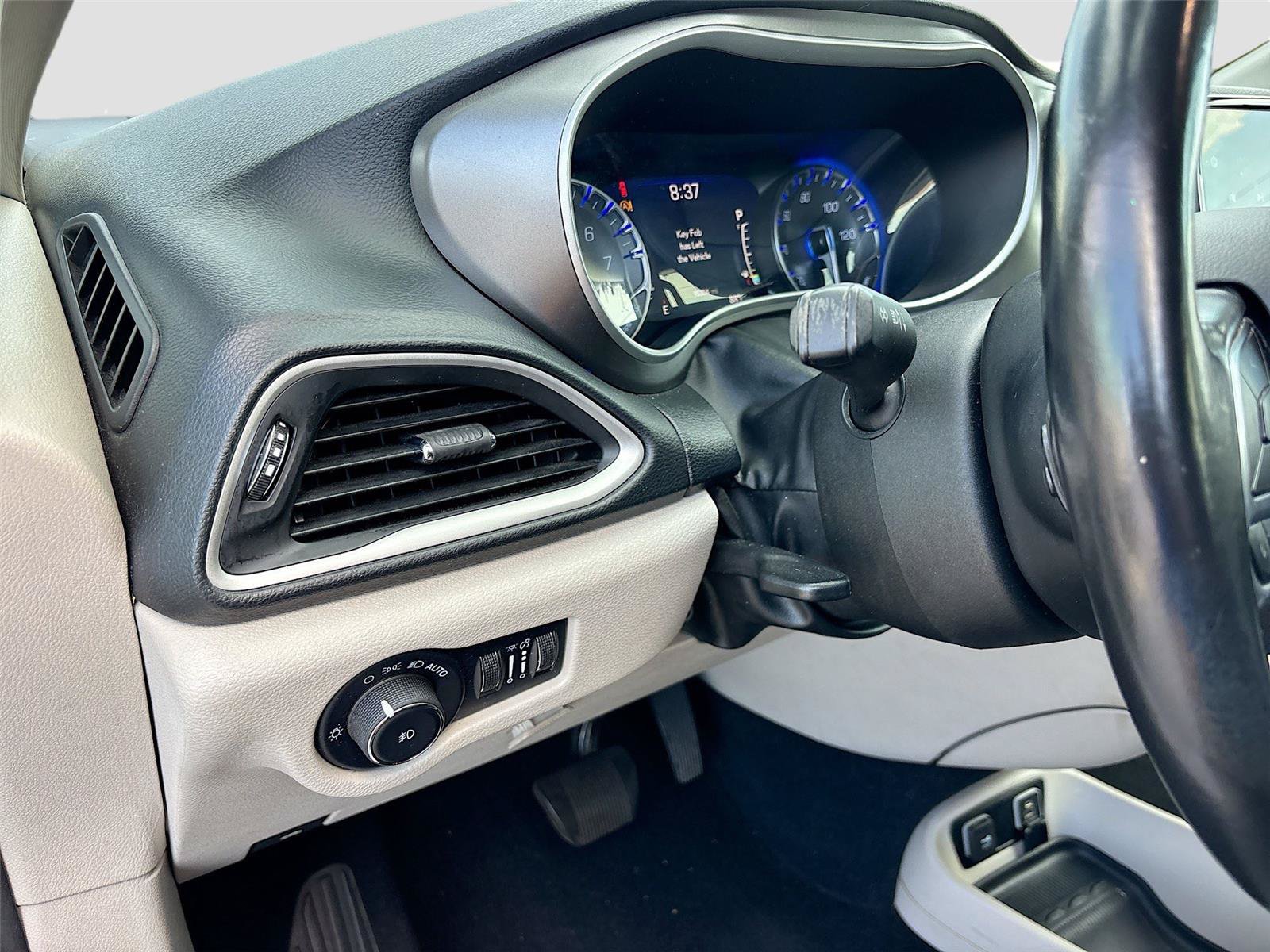 Used 2021 Chrysler Pacifica Touring-L FWD image 11