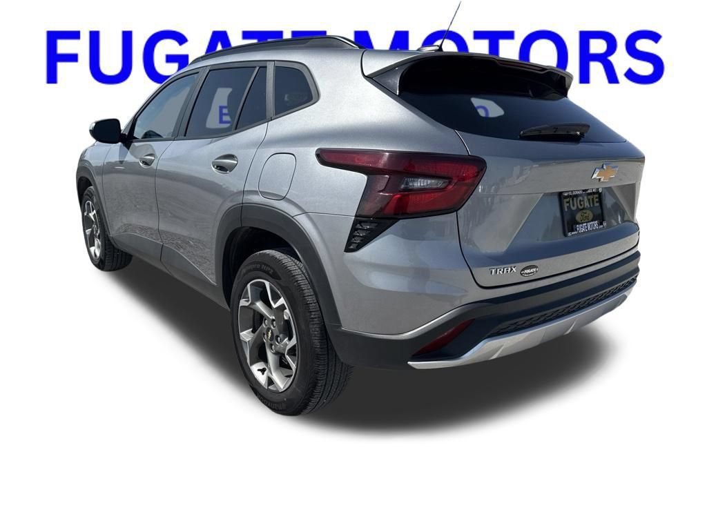 Used 2025 Chevrolet Trax LT FWD image 3