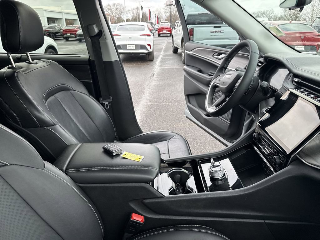 Used 2023 Jeep Grand Cherokee L Limited w/ Luxury Tech Group II image 13