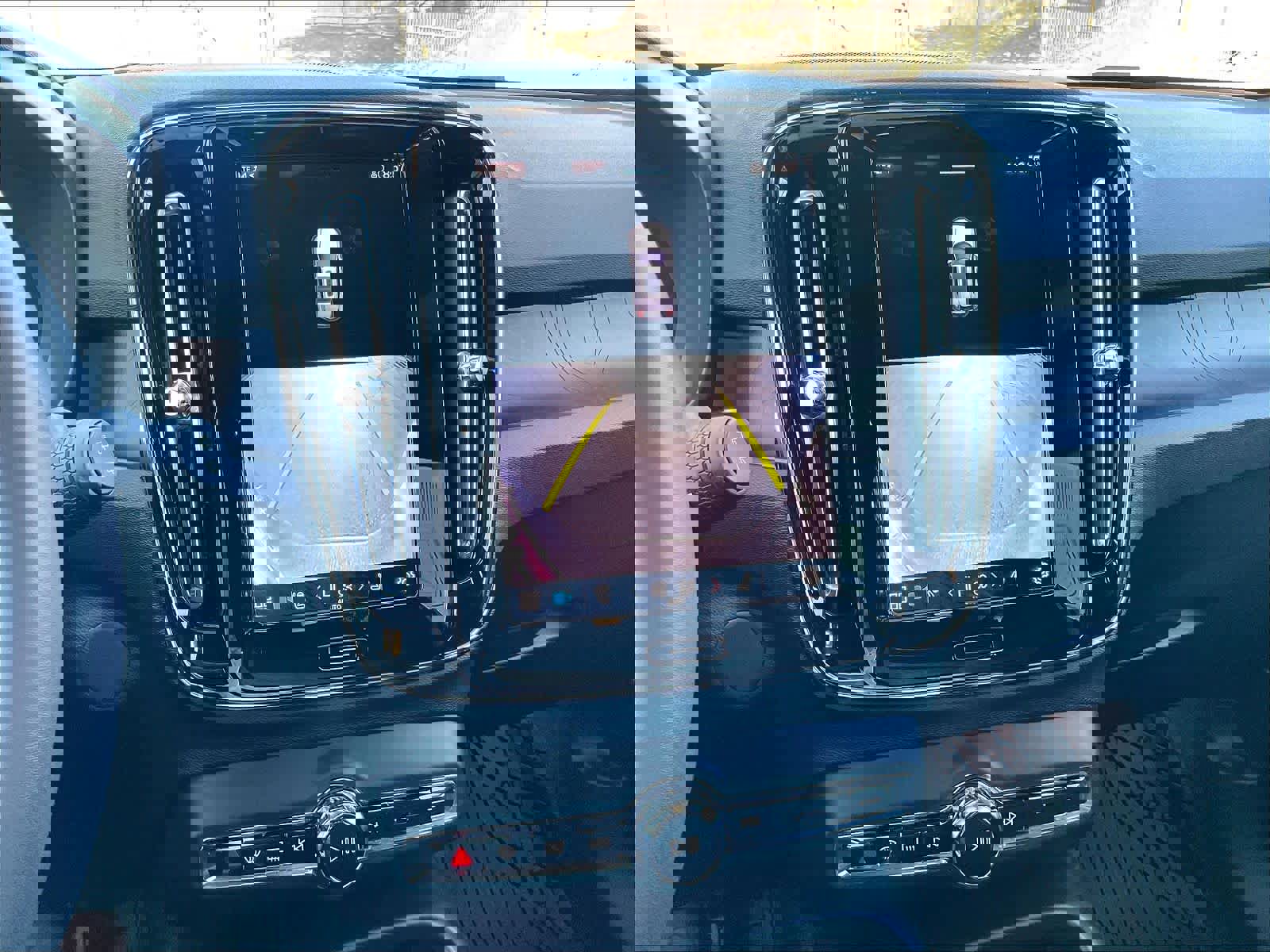 Used 2023 Volvo XC40 Recharge Ultimate image 24