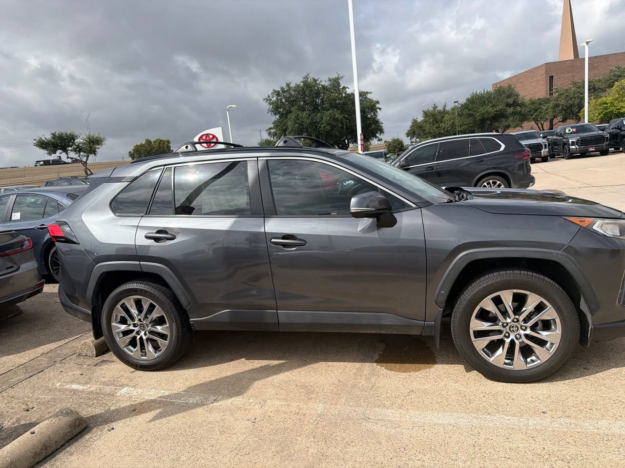 Used 2021 Toyota RAV4 XLE Premium FWD image 3