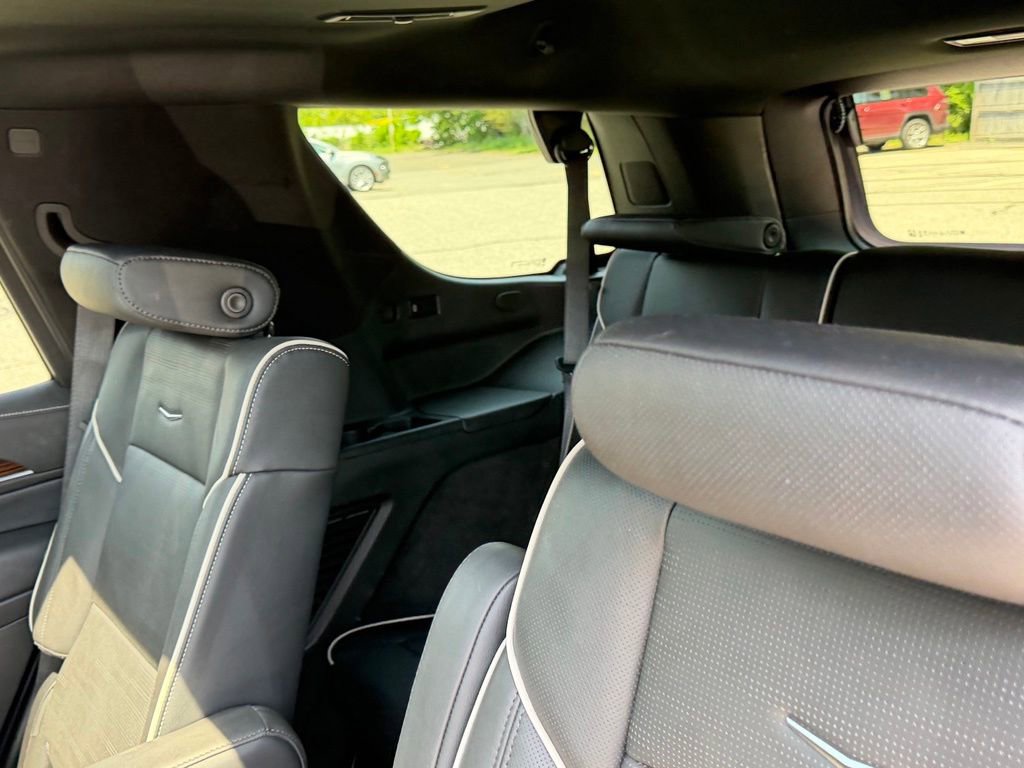 Used 2024 Cadillac Escalade Premium Luxury AWD/4WD image 11