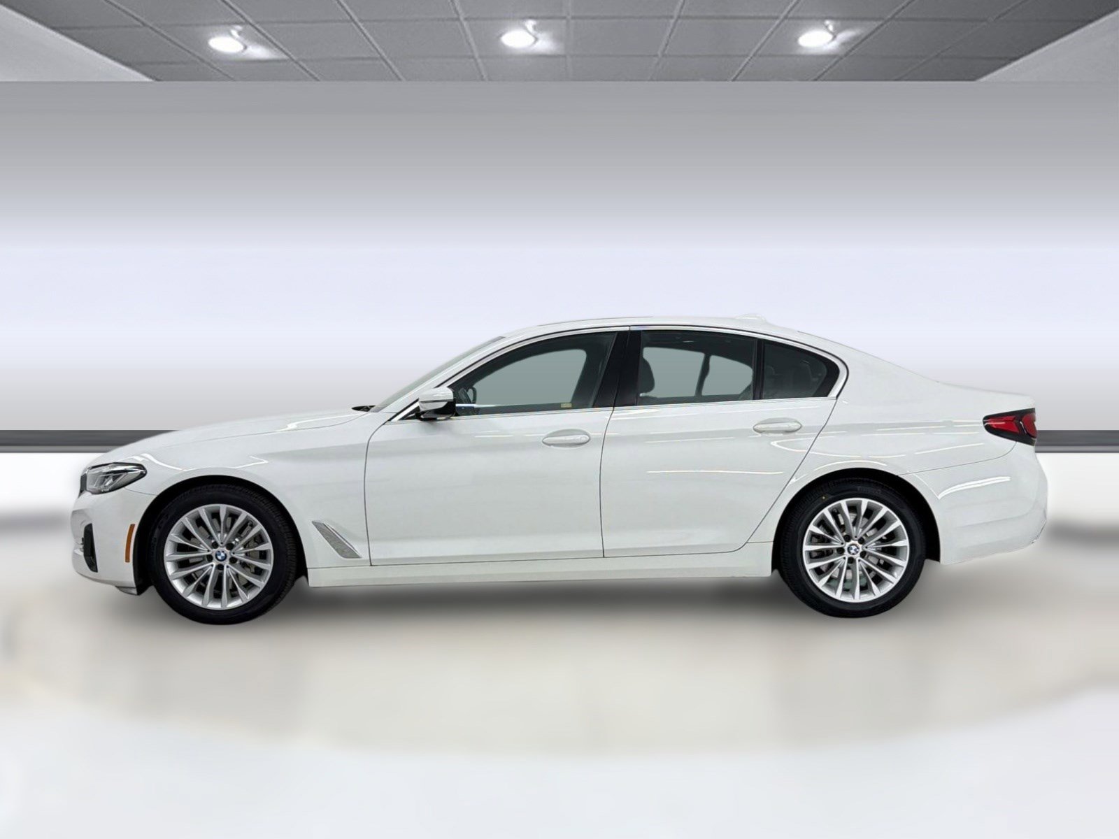 Used 2022 BMW 530i w/ Convenience Package RWD image 2