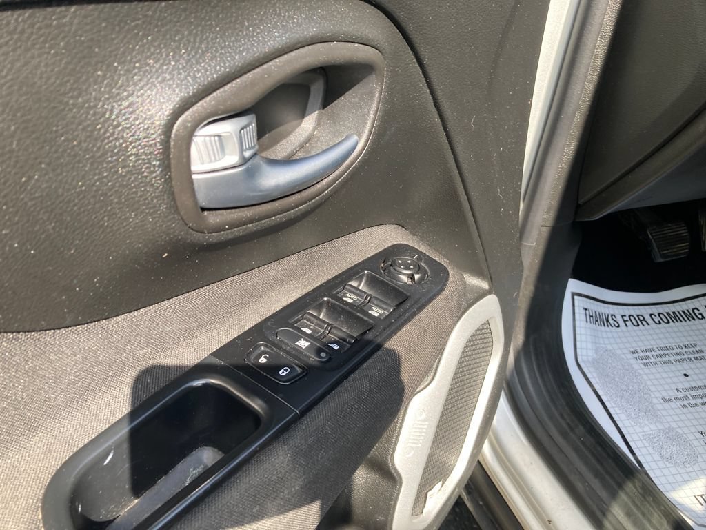 Used 2019 Jeep Renegade Latitude w/ Cold Weather Group AWD/4WD image 14