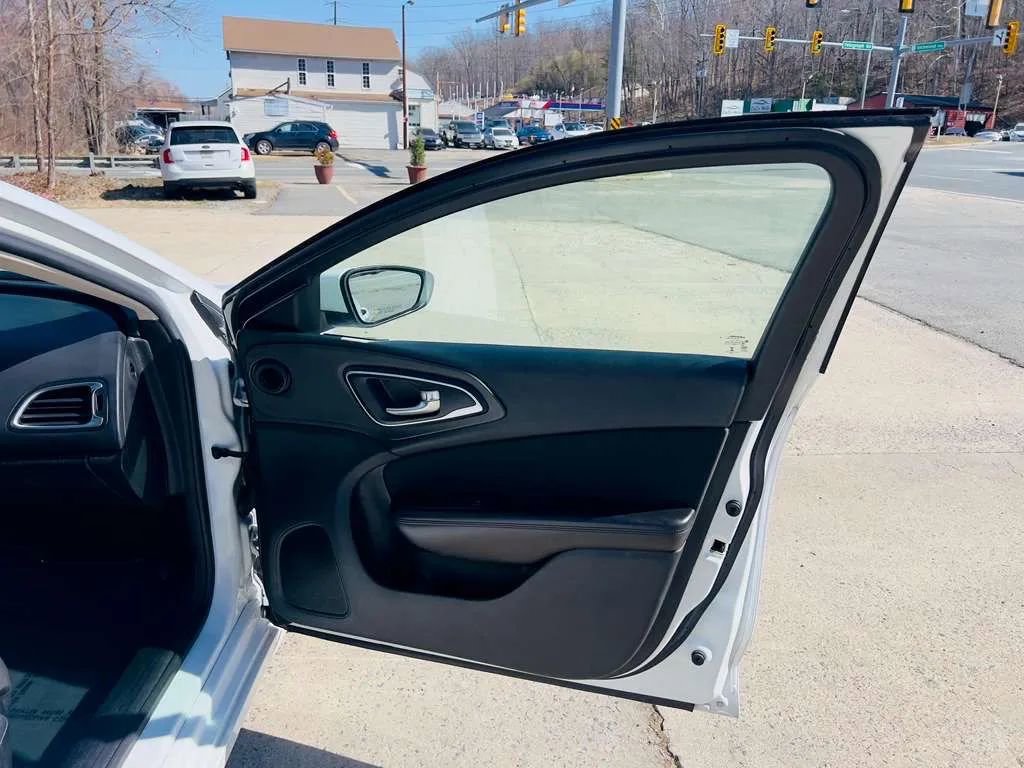 Used 2015 Chrysler 200 Limited w/ Convenience Group FWD image 9