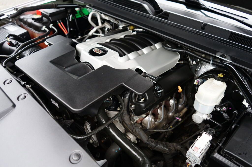 Used 2015 Cadillac Escalade Luxury image 9