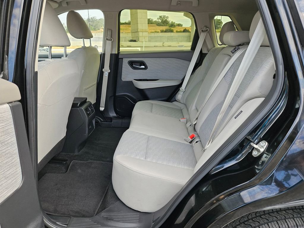 Used 2023 Nissan Rogue SV image 17