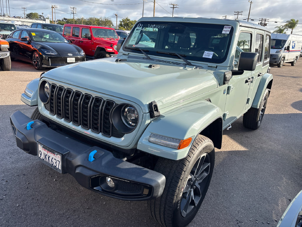 Used 2024 Jeep Wrangler Unlimited w/ Convenience Group AWD/4WD image 2