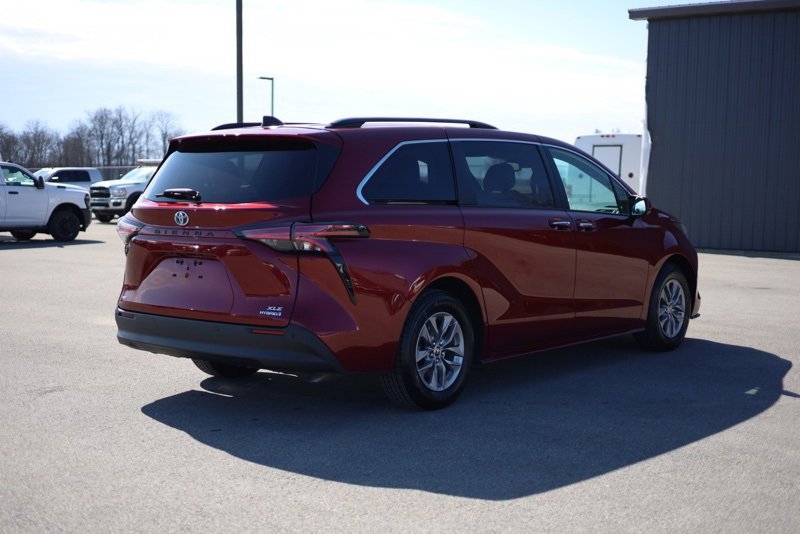 Used 2022 Toyota Sienna XLE image 3