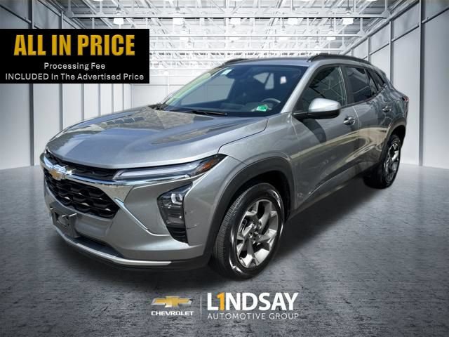 Used 2025 Chevrolet Trax LT FWD image 1