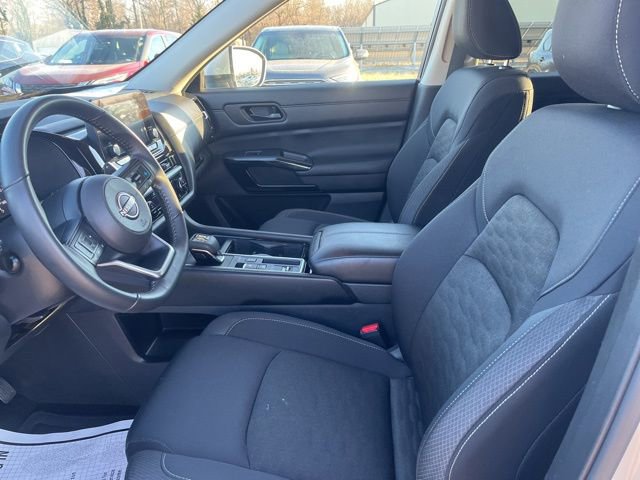 Used 2025 Nissan Pathfinder SV image 11