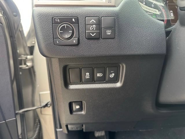 Used 2023 Lexus GX 460 Premium w/ Accessory Package AWD/4WD image 16