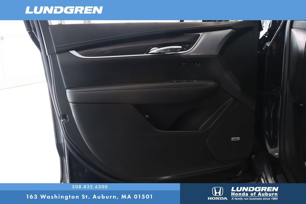 Used 2024 Cadillac XT6 Sport w/ LPO, ONYX Package AWD/4WD image 9