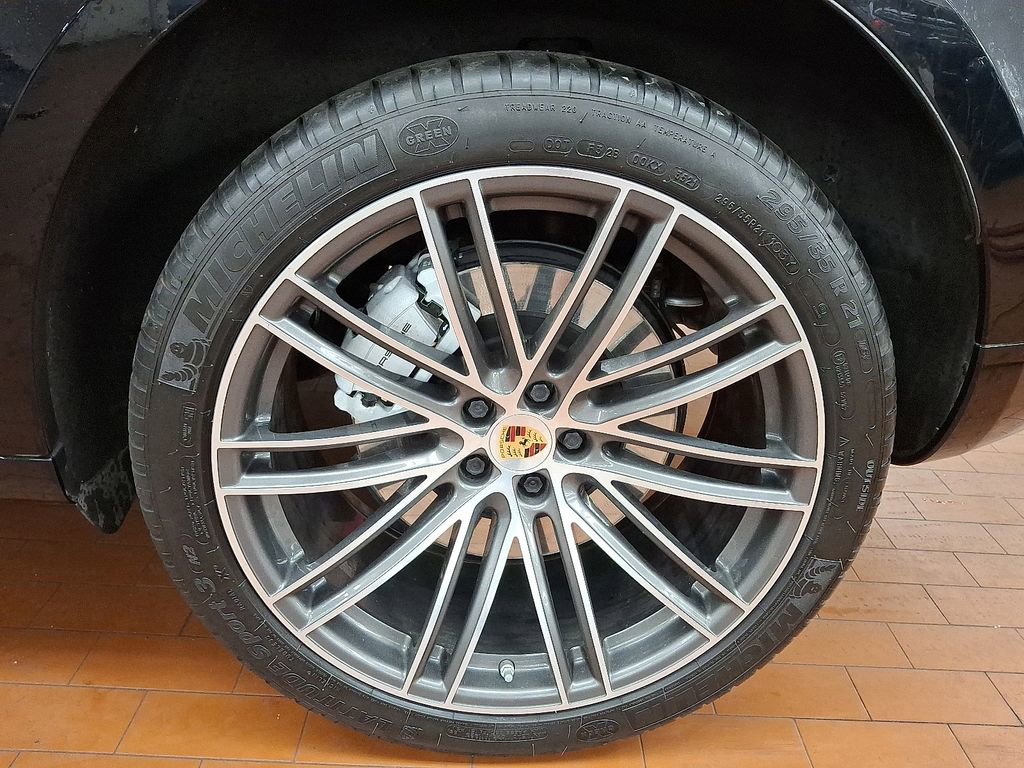 Used 2021 Porsche Macan Turbo image 6