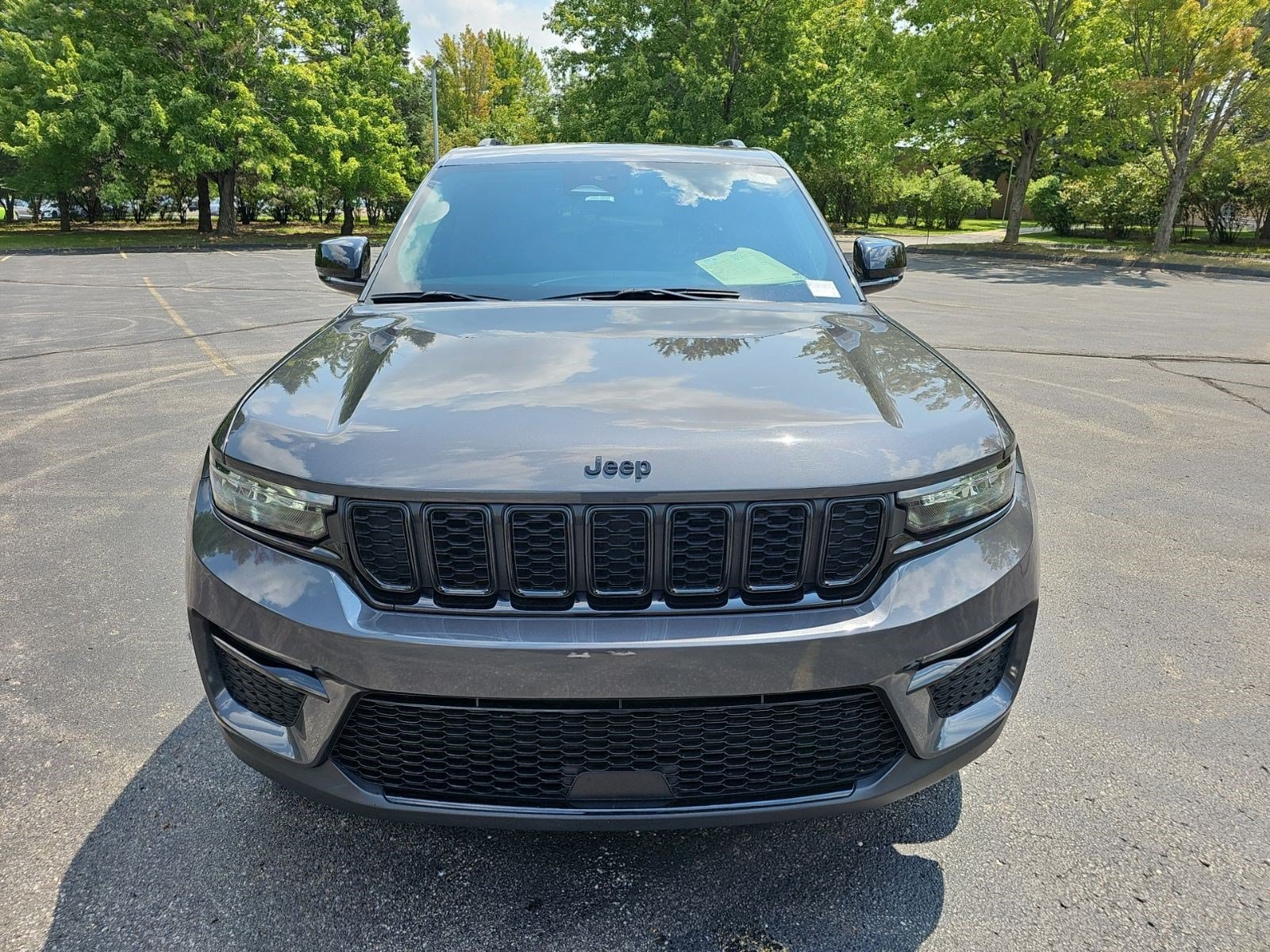 Used 2024 Jeep Grand Cherokee Limited w/ Black Appearance Package AWD/4WD image 7