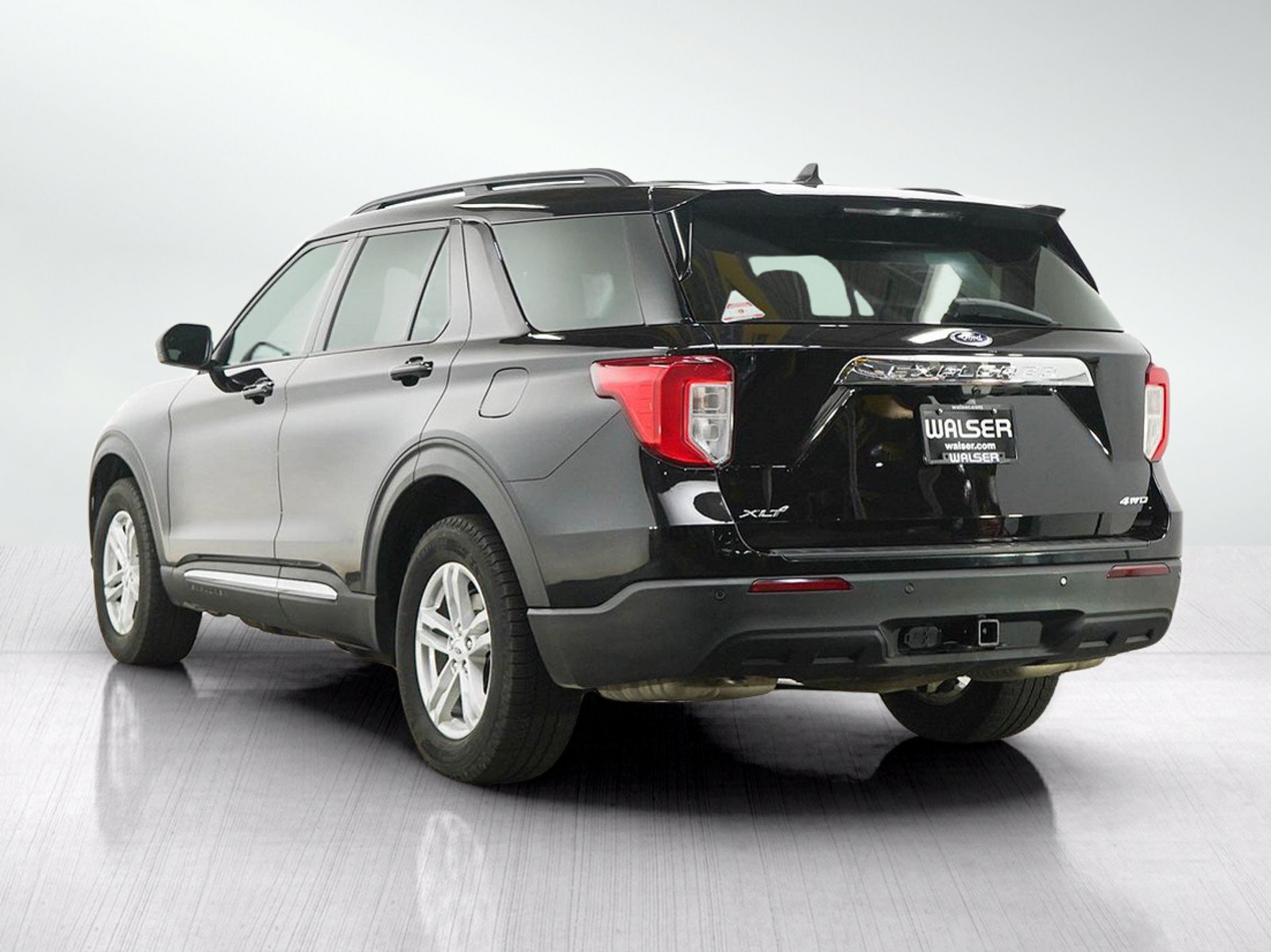 Used 2023 Ford Explorer XLT w/ Class IV Trailer Tow Package AWD/4WD image 3