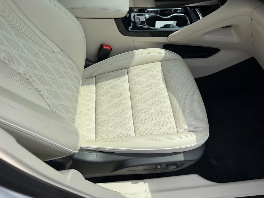 Used 2022 Buick Envision Avenir w/ Technology Package II FWD image 17