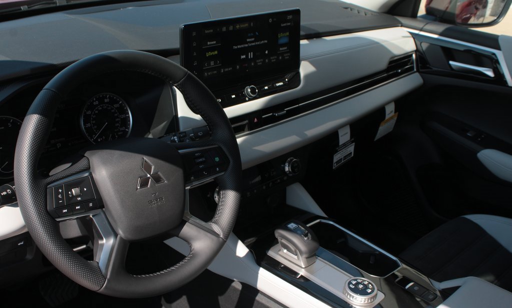 New 2025 Mitsubishi Outlander SE image 3