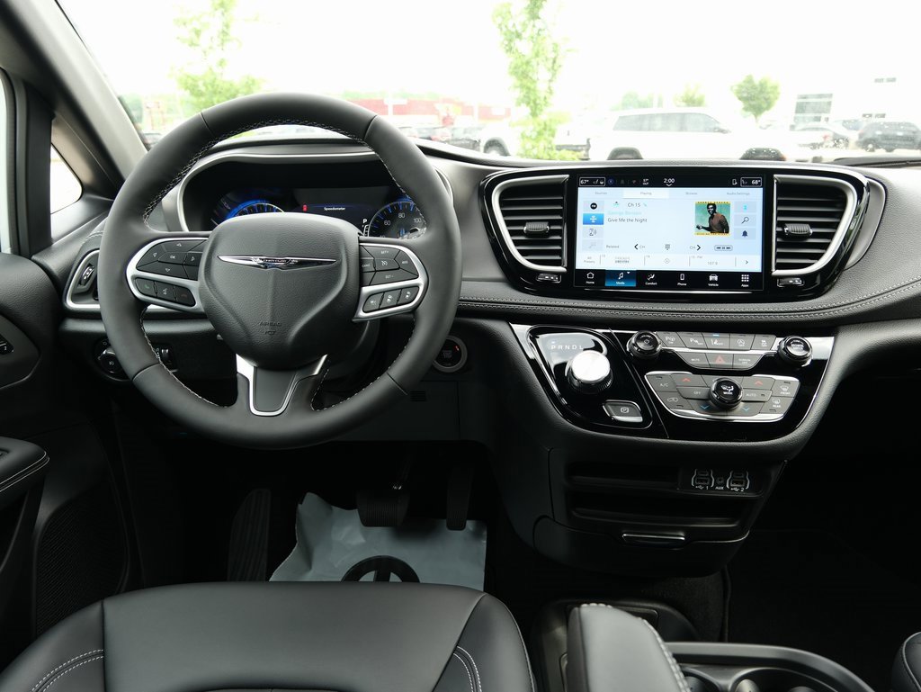 New 2025 Chrysler Pacifica Select image 6
