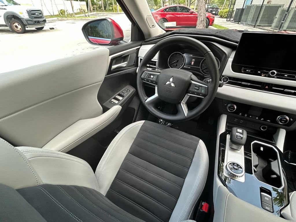 Used 2025 Mitsubishi Outlander SE FWD image 9