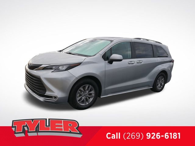 Used 2024 Toyota Sienna XLE FWD image 3