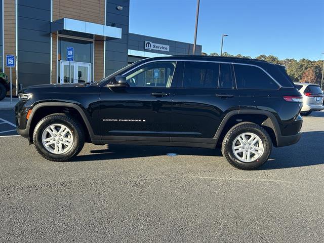 New 2025 Jeep Grand Cherokee Laredo image 3