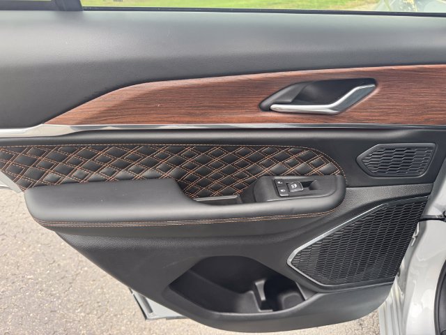 Used 2025 Jeep Grand Cherokee Summit AWD/4WD image 19