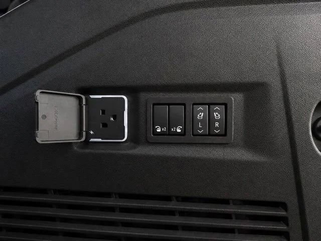 Used 2026 GMC Yukon Denali w/ Sun & Power Step Package AWD/4WD image 9