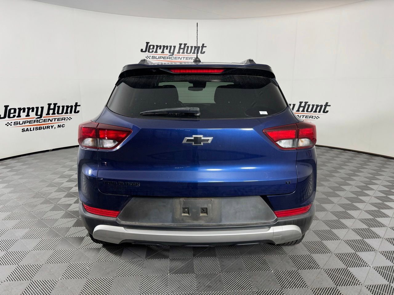 Used 2022 Chevrolet TrailBlazer LT w/ LPO, Blackout Package FWD image 8