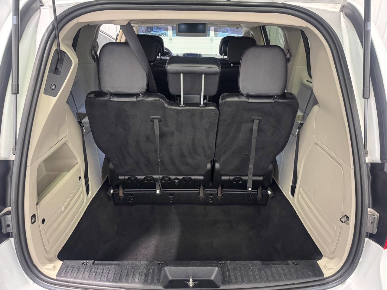 Used 2015 Chrysler Town & Country Touring-L w/ Driver Convenience Group image 17