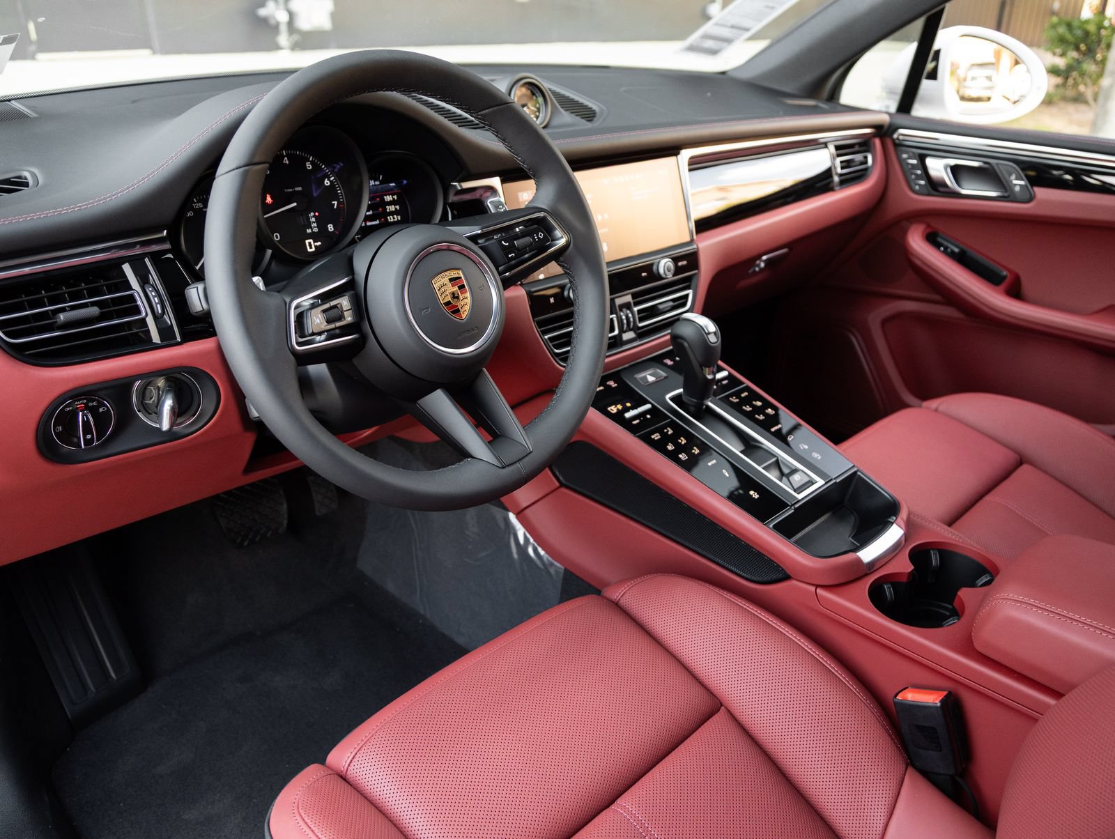 New 2026 Porsche Macan AWD/4WD image 4