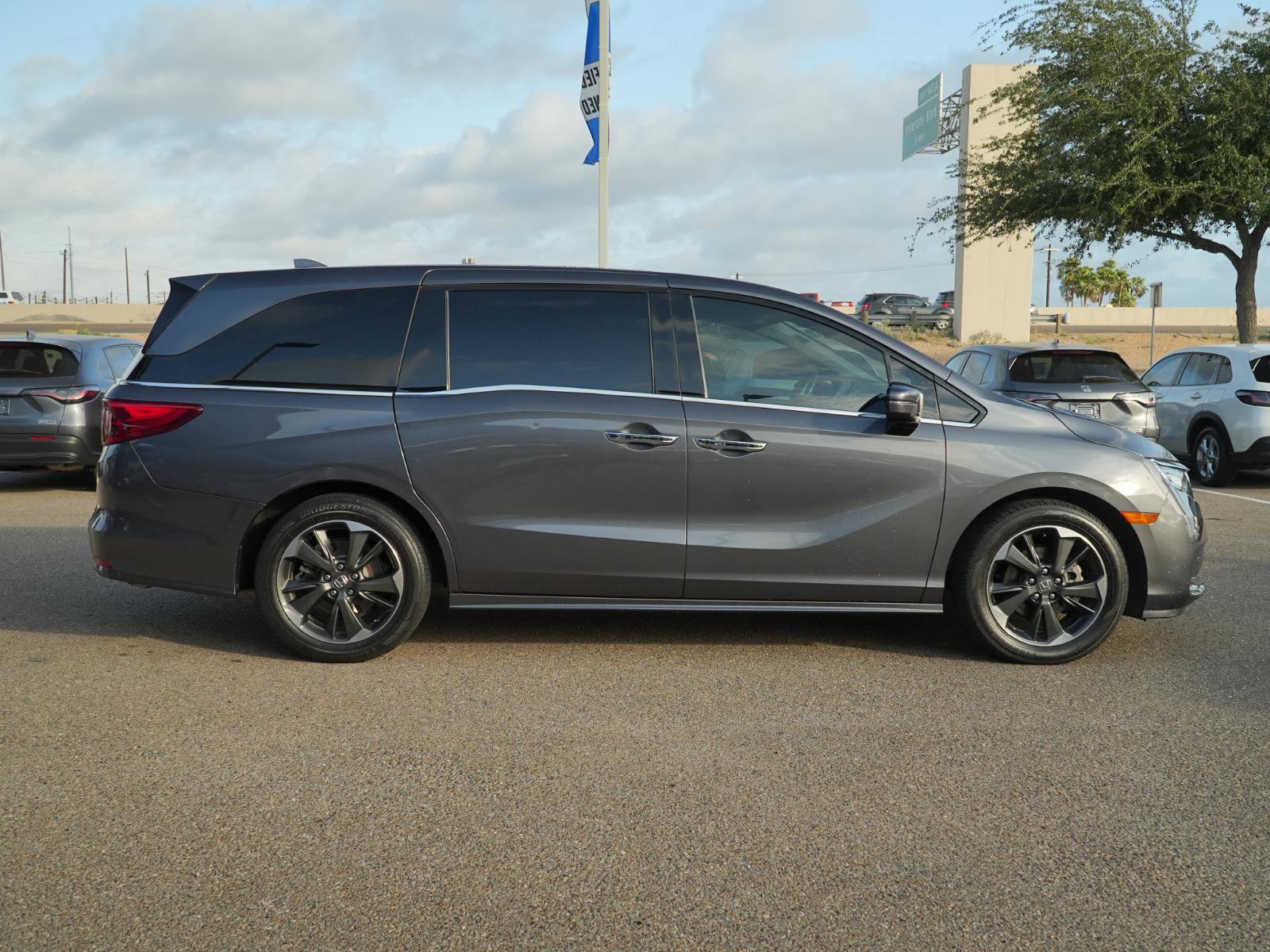 Used 2024 Honda Odyssey Elite image 4