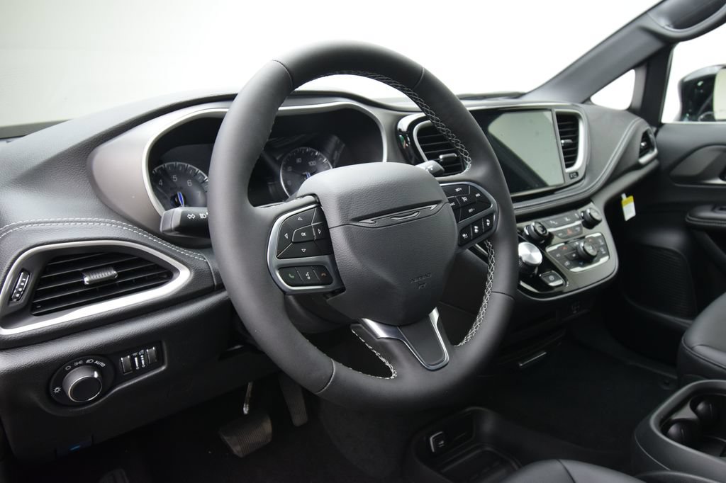 New 2027 Chrysler Pacifica Select w/ Family Tech Group FWD image 37
