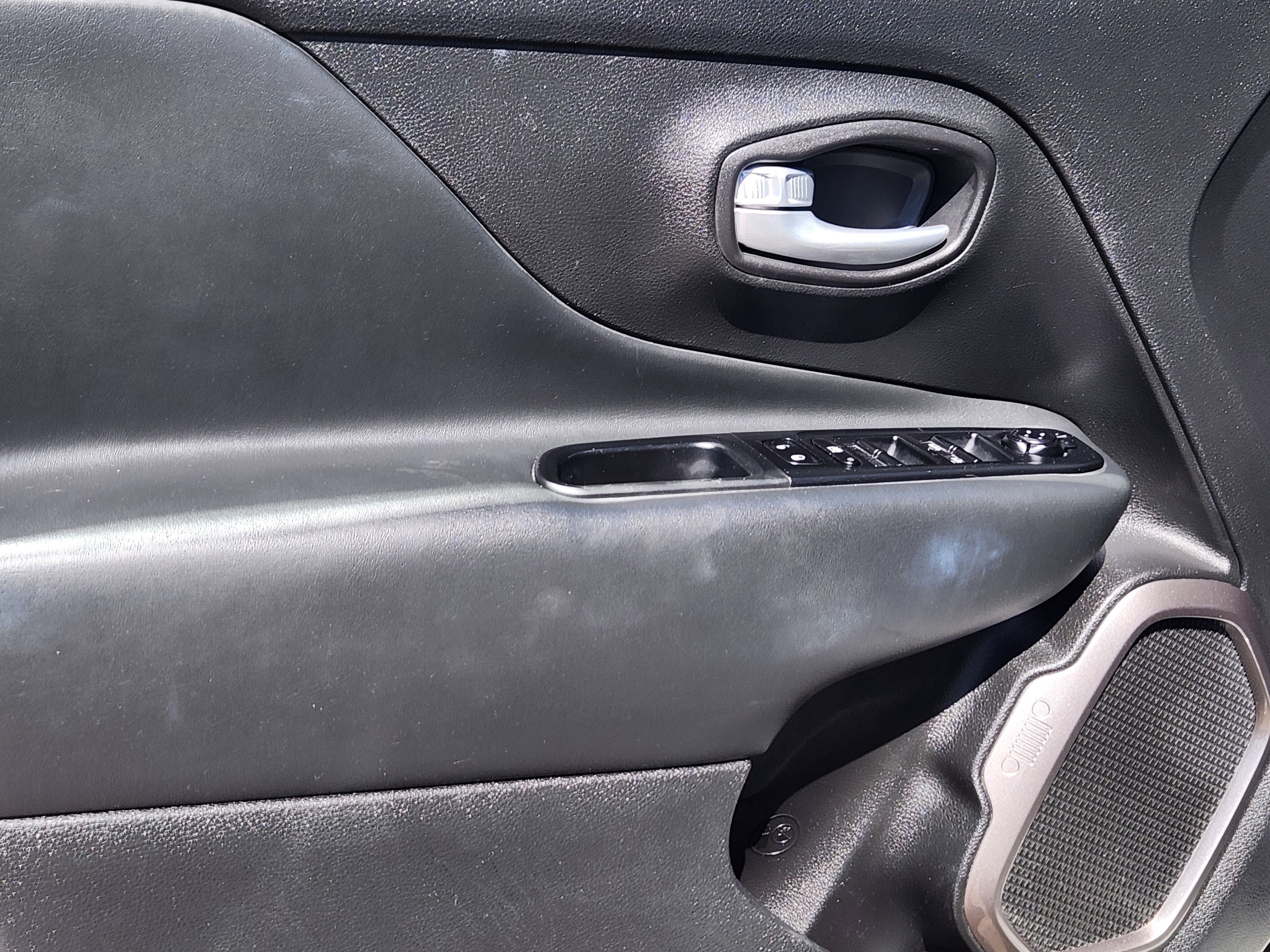 Used 2023 Jeep Renegade Latitude AWD/4WD image 19
