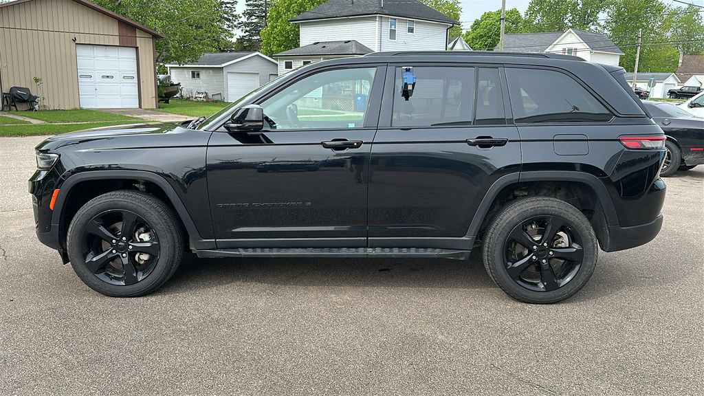 Used 2024 Jeep Grand Cherokee Limited w/ Luxury Tech Group II AWD/4WD image 4